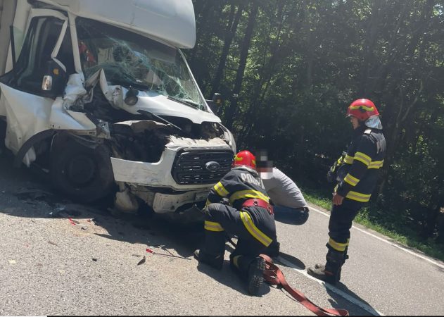 Accident rutier între o autoutilitară și un TIR în comuna Dragodana