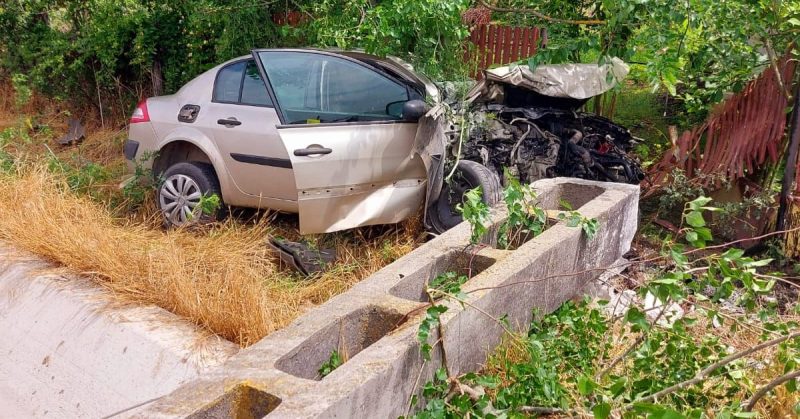 Accident grav la Șelaru-Fierbinți, un autoturism s-a izbit de un stâlp