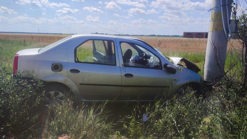 Cojasca, o șoferiță a ajuns cu mașina într-un stâlp