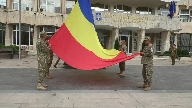 S-a dat “stingerea” pentru Drapelul României, ceremonial militar de coborâre a Drapelului de pe catargul din Piața Tricolorului. VIDEO
