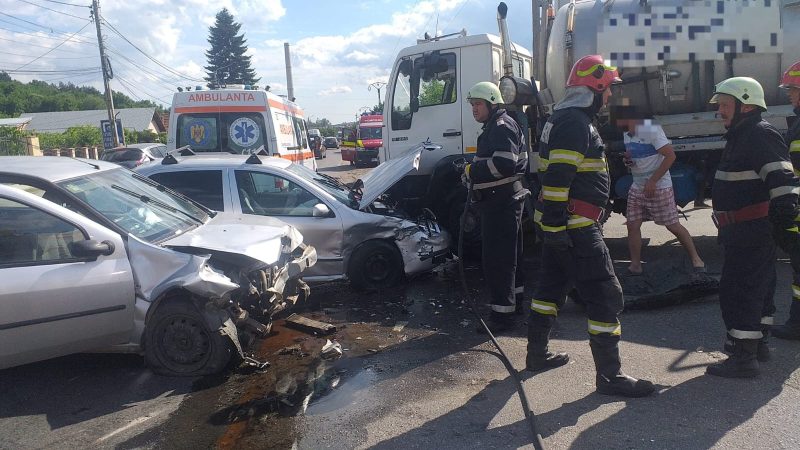 Accident grav, două autoturisme și o cisternă implicate, două persoane transportate la spital