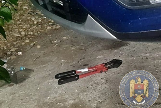În toiul nopții, doi indivizi au spart un automat de cafea, jandarmii i-au prins înainte de a da o nouă lovitură
