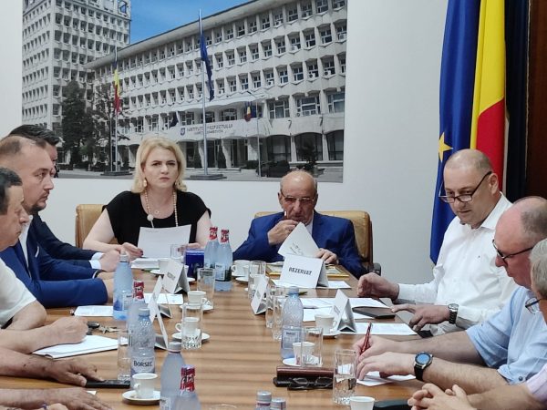 Prefectul Claudia Gilia la masa dialogului cu persoanele vârstnice și instituțiile deconcentrate