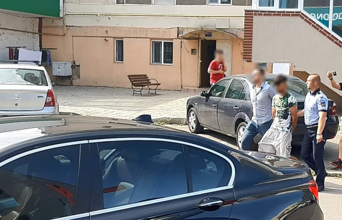 Târgoviște, polițiștii au reținut un tânăr de 18 ani, care avea asupra sa droguri
