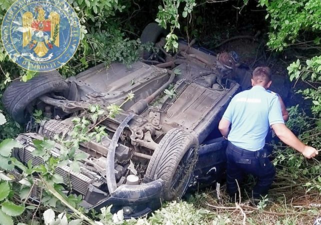 S-au răsturnat cu mașina într-o râpă pe DN 72- I.L. Caragiale