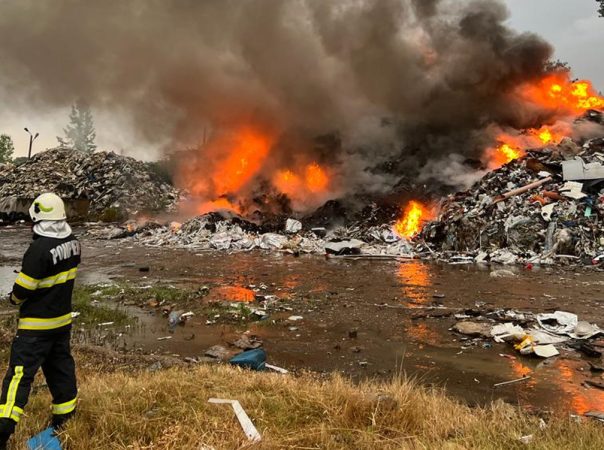 INCENDIU la un centru de reciclare din Târgoviște. VIDEO