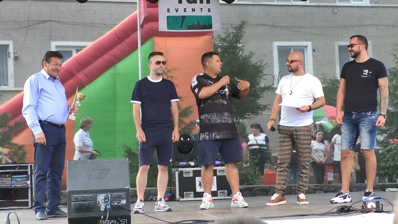 Cupe, medalii și premii pentru câștigătorii Campionatului orășenesc de fotbal de la Fieni. VIDEO