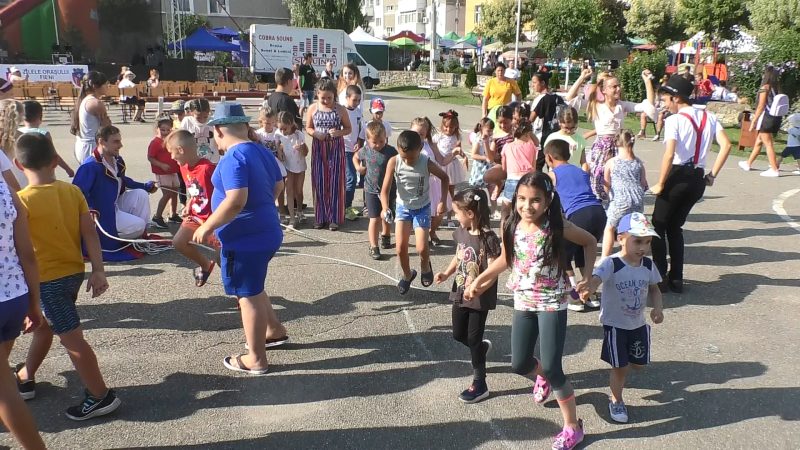 Magie, baloane colorate, mascote, pictură pe față, de Zilele orașului Fieni, pentru cei mici. VIDEO