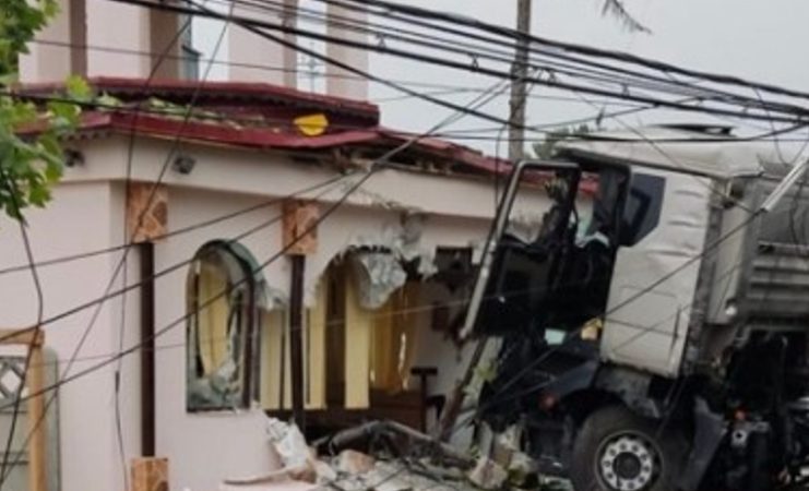 Accident pe DN 7 Titu, un tir s-a izbit de un zid și un stâlp pentru susținerea energiei electrice
