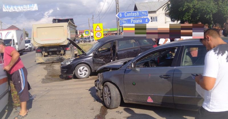 Accidentele se țin lanț în Dâmbovița, pe DN 7- Lungulețu, coliziune între un autotren și două autoturisme