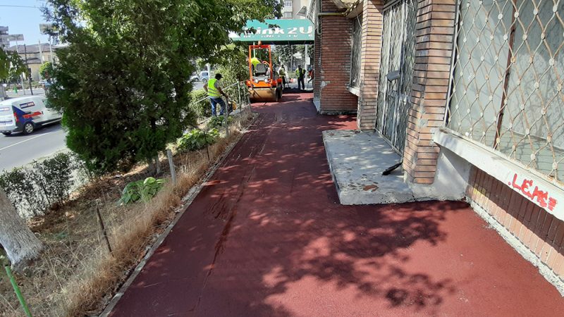 Se toarnă asfalt colorat pe trotuarele de pe Calea București, zona blocurilor H . VIDEO