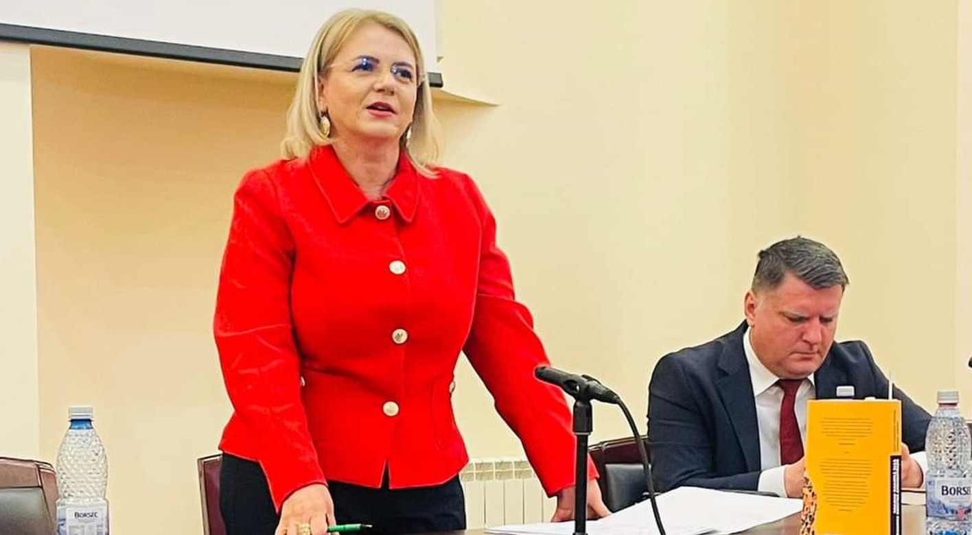 Prefectul județului Dâmbovița, Claudia Gilia a făcut posibilă o întâlnire de lucru între secretarii UAT- urilor dâmbovițene și prof. univ. dr. Verginia Vedinaș de la Universitatea București