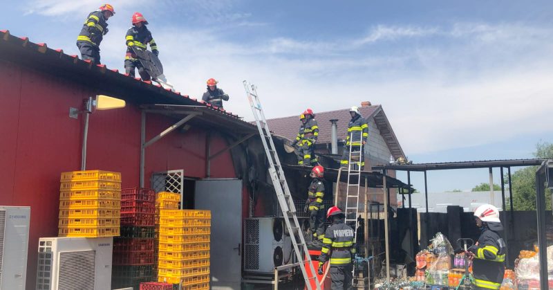 INCENDIU PUTERNIC la Cojasca, 8 autospeciale de pompieri intervin la fața locului