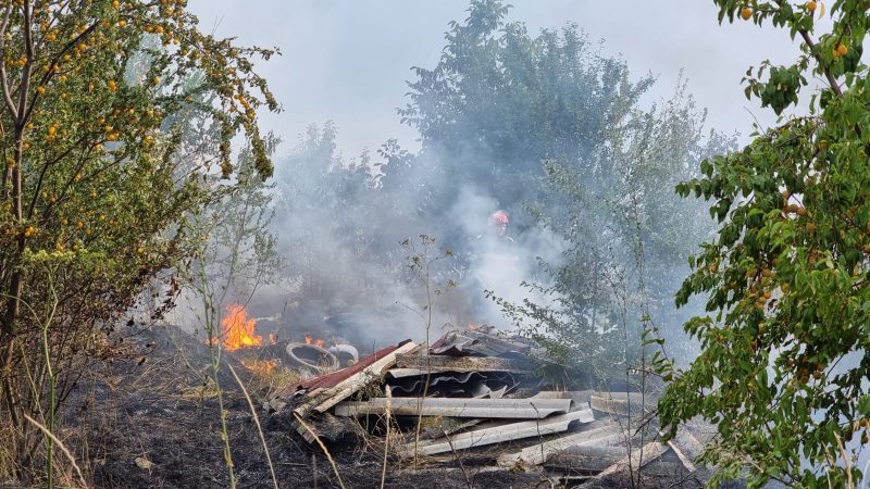 Pompierii s-au luptat ore bune să stingă un incendiu de vegetație în Târgoviste, pe strada Calafat. VIDEO