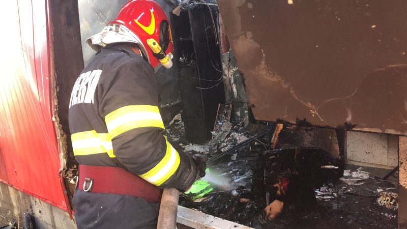 INCENDIU DE CASĂ în Târgoviște, patru persoane cu arsuri și alte două persoane intoxicate cu fum