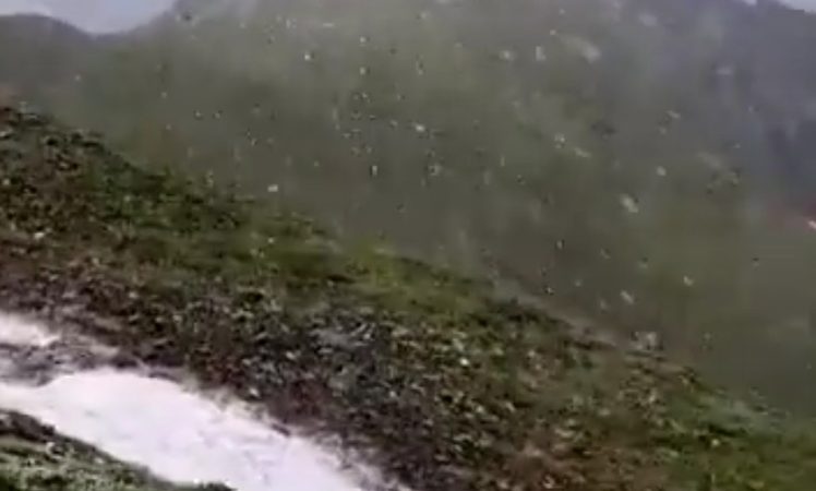 În plină vară, în Masivul Bucegi, la Staţia Meteo Vf.Omu, A NINS. VIDEO