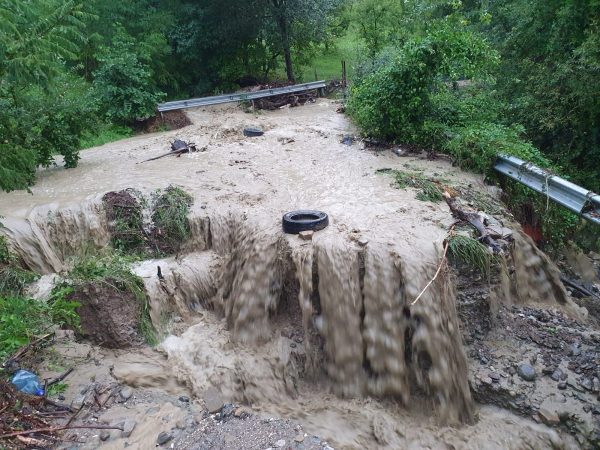 APOCALIPSA după FURTUNĂ, 50 de familii sunt izolate după ce DC 125 Valea Largă- Micloșanii Mici a fost rupt de viitură