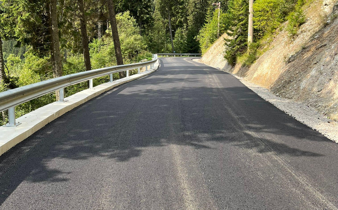 S-a turnat primul strat de asfalt pe DJ 714 contur Lac Bolboci-Cheile Tătarului