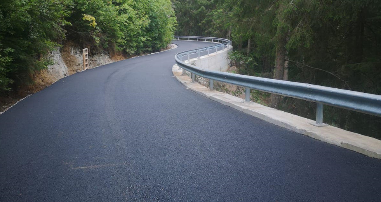 S-a turnat primul strat de asfalt pe DJ 714 contur Lac Bolboci-Cheile Tătarului