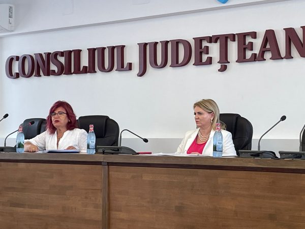 Ședința Colegiului Prefectural Dâmbovița, prefectul Claudia Gilia și instituțiile deconcentrate au discutat despre Recensământul Populației și pregătirea unităților școlare pentru noul an