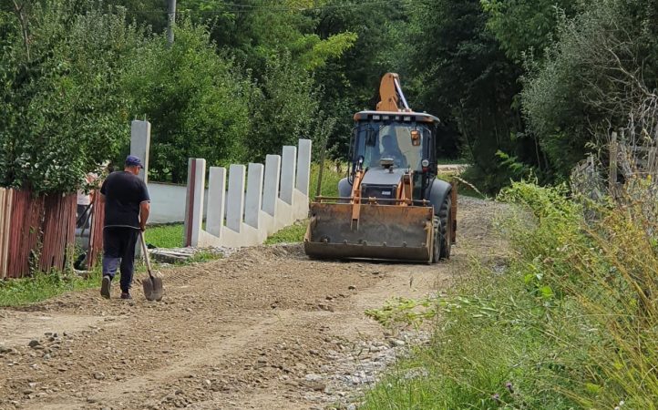 Cale de acces pentru cele 50 de familii izolate de la Malu cu Flori, AJUTORUL a venit de la primarul comunei Voinești, Gabriel Dănuț Sandu. VIDEO