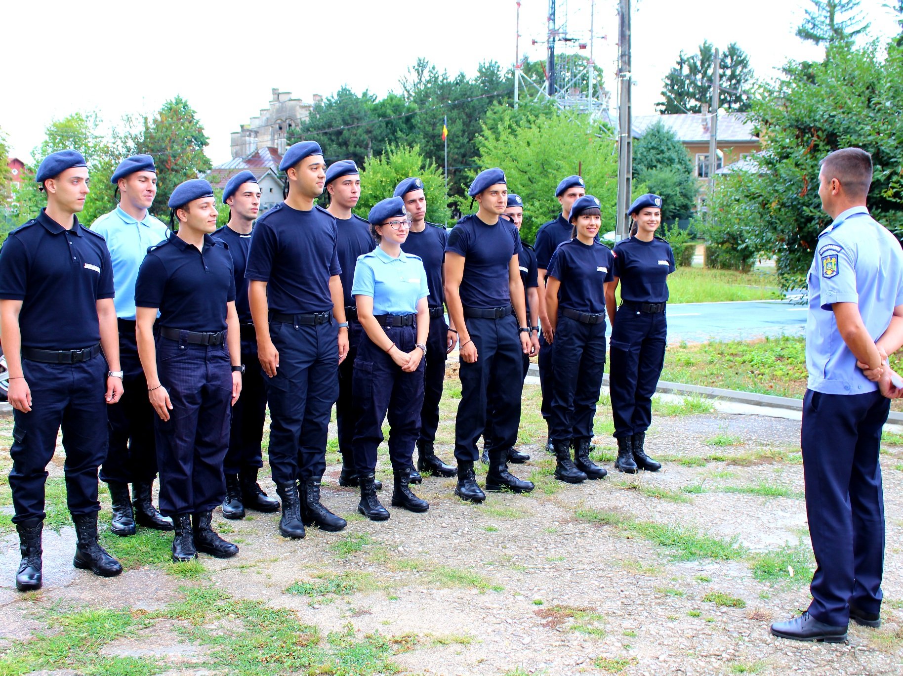 13 elevi jandarmi fac primul stagiu de practică la Jandarmeria Dâmbovița 