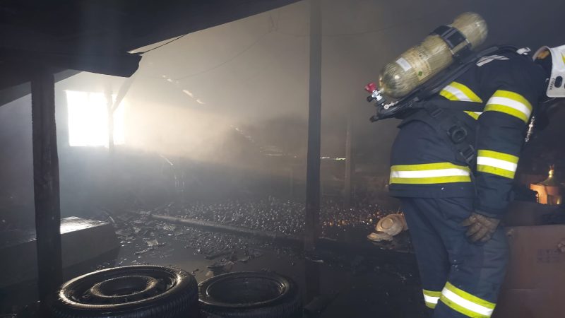 O casă din Comișani cuprinsă de flăcări, o persoană și-a pierdut viața