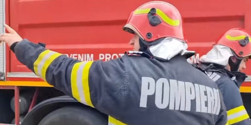 Incendiu de casă în Râu Alb, propietarul a suferit arsuri pe mâini