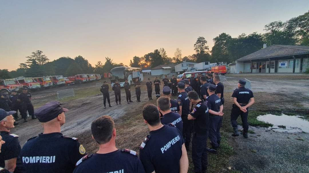 Timp de o săptămână, 77 pompieri români, 9 dintre aceștia de la ISU Dâmbovița, au participat la misiuni de stingere a incendiilor în sud-vestul Franței