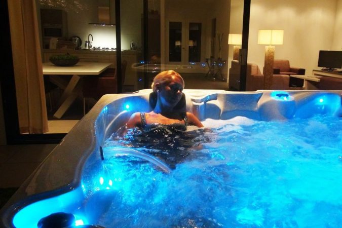 Merită să ai un jacuzzi? Află cum te menții sănătos cu o cadă cu hidromasaj