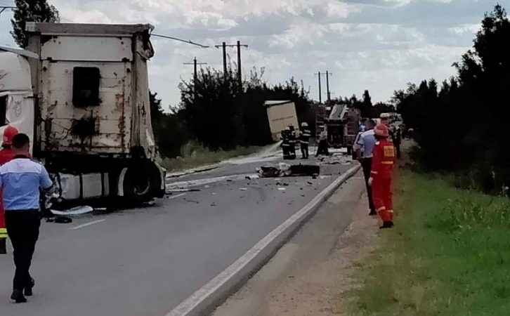PERICOL, Accident pe DN1 A Cojasca, sunt implicate două autotrenuri și un autoturism, unul dintre autotrenuri transportă cca. 6 tone de substanțe periculoase