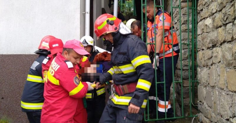 INTERVENȚIE CONTRA CRONOMETRU a POMPIERILOR DÂMBOVIȚENI,femeie blocată într-un tub de beton