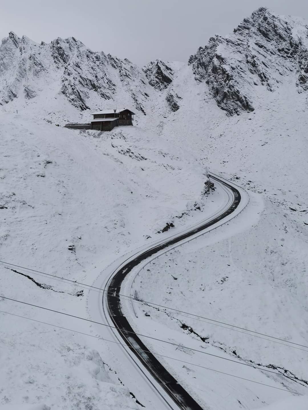 Peisaj de iarnă la sfârșit de septembrie în unele zone montane din țară 