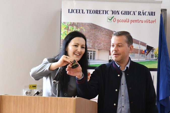 La Răcari, clopoțelul a sunat, prima zi de școală a venit cu multă bucurie, dar și cu emoții din plin, secretarul de stat Ion Sorin a fost în mijlocul elevilor răcăreni