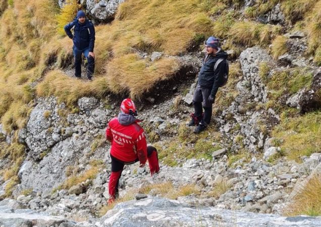 ACȚIUNE de SALVARE a doi turiști blocați de sâmbătă seară pe versantul sud-estic al muntelui Coștila