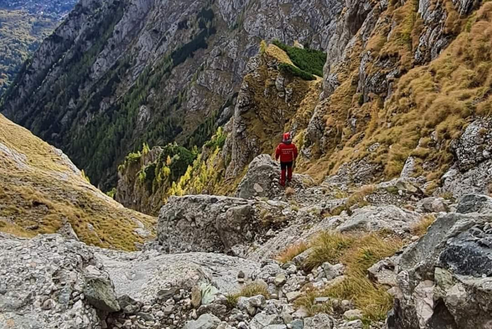 ACȚIUNE de SALVARE a doi turiști blocați  de sâmbătă seară pe versantul sud-estic al muntelui Coștila