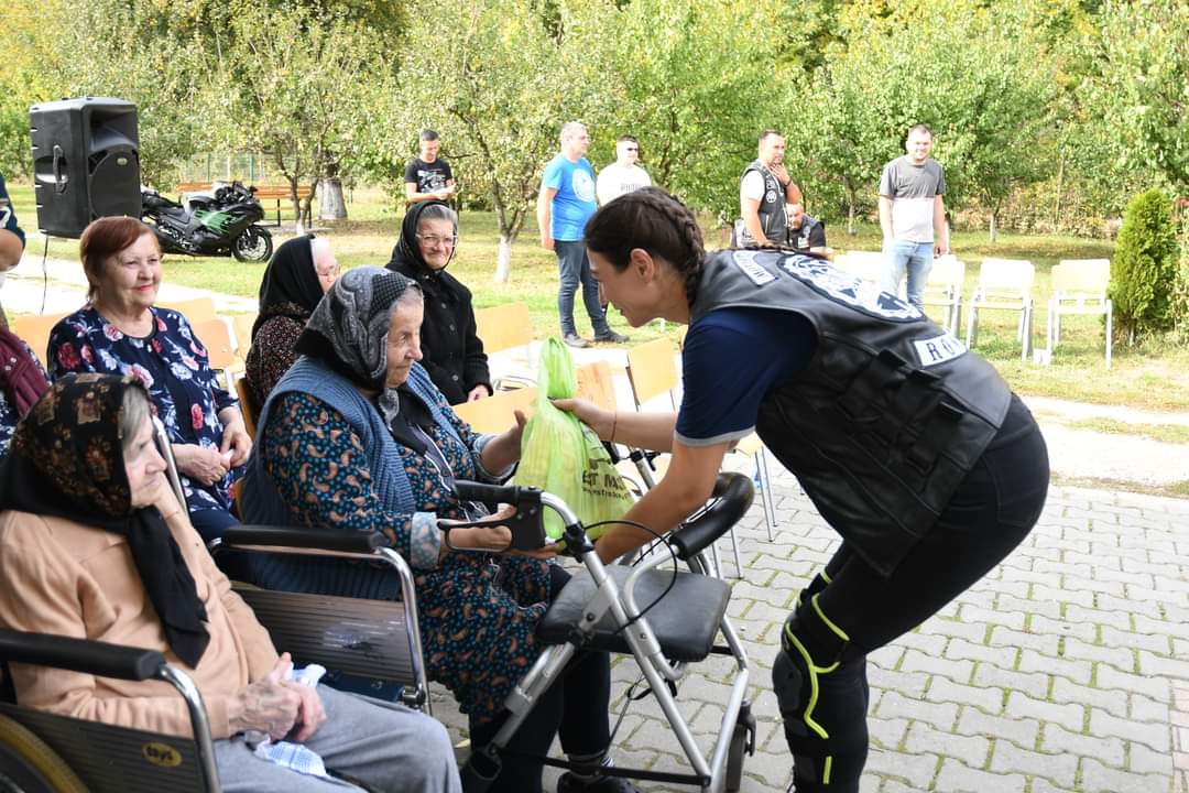 Fii îngerul unui bătrân