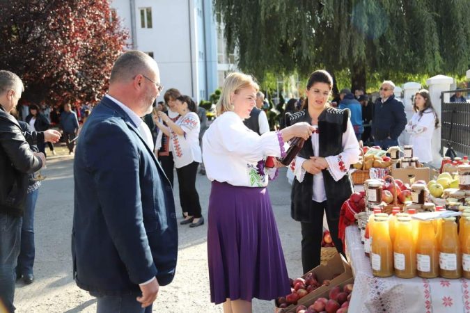 Producătorii dâmbovițeni vă așteptăm și astăzi, 9 octombrie, la Târgul de produse tradiționale din curtea Direcției Județene de Agricultură Dâmboviţa
