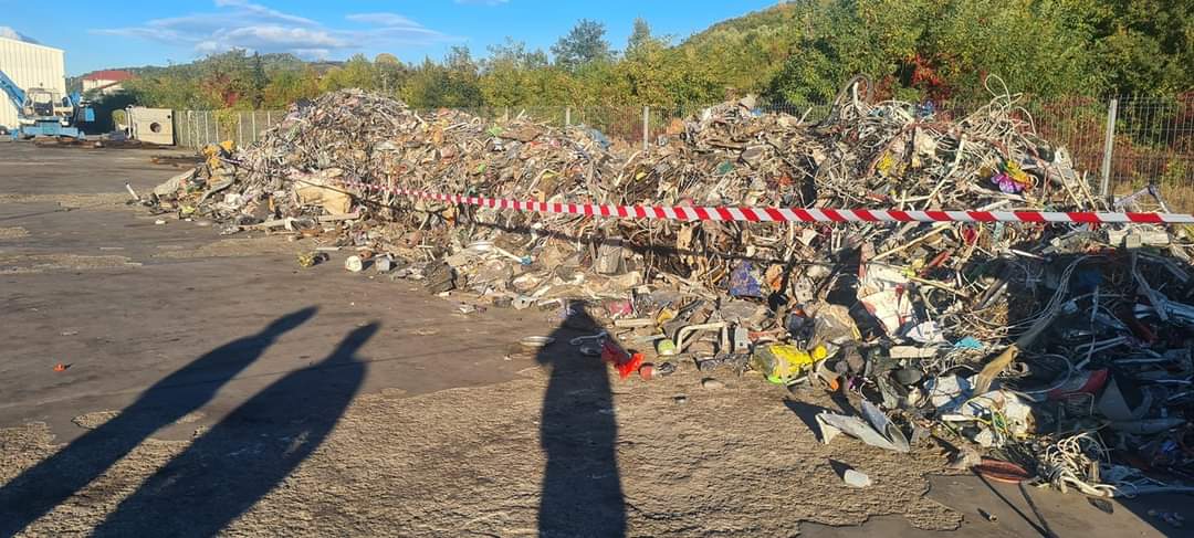 Dosar penal pentru o societate din Dâmbovița  care deținerea deșeuri metalice contaminate cu substanțe periculoase, controlul a fost făcut de Garda de Mediu Dâmbovița, în sprijin venind și IPJ Dâmbovița 