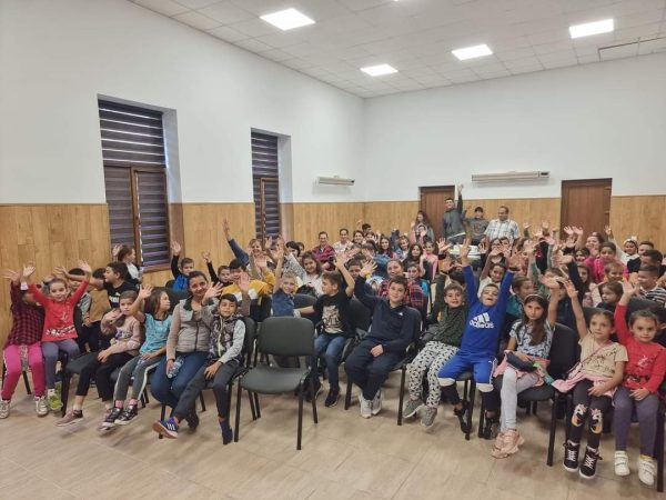 La Gura Foii, în Căminul Cultural Bumbuia, seară de film pentru prichindei, alături de cei mici a fost primarul Radu Nicolae Georgescu
