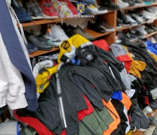 Atenție la ce cumpărați, polițiștii dâmbovițeni au confiscat îmbrăcăminte contrafăcută în valoare de 60.000 de lei