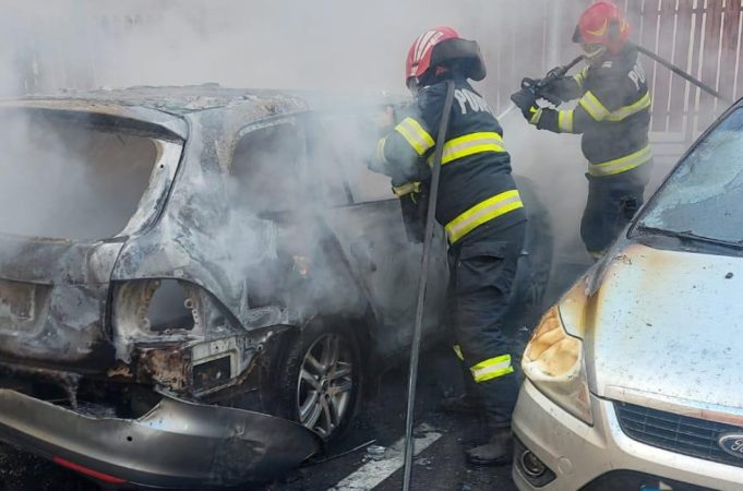 Torțe pe roți, două mașini cuprinse de flăcări în municipiul Târgoviște