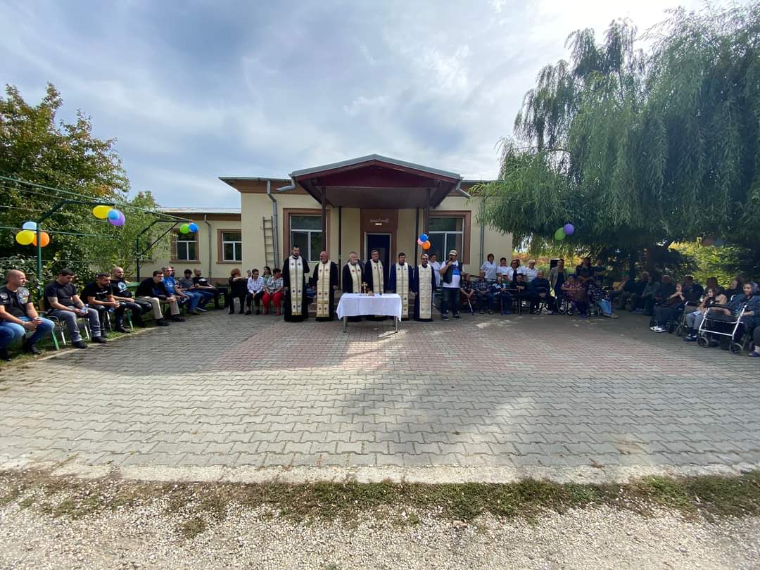 Fii îngerul unui bătrân