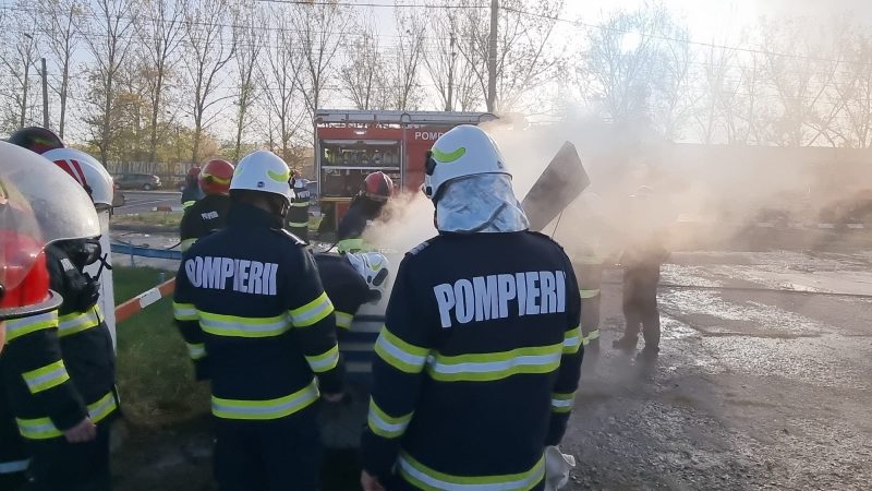 INCENDIU izbucnit într-un tunel de cabluri de înaltă tensiune de pe o platforma industrială de la marginea orașului Târgoviște. VIDEO