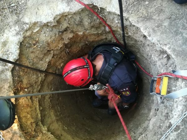 Pompierii au intervenit în cazul unei persoane rămasă blocată într-un puț în localitatea Doicești