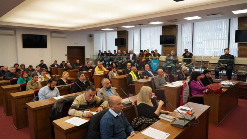 Președintele CJ Dâmbovița, Corneliu Ștefan și prefectul Claudia Gilia au avut o întâlnire de lucru cu primarii și instituțiile dâmbovițene care dau avize în cadrul proiectelor