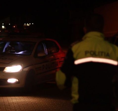 Tânăr prins drogat la volanul unui autoturism pe o stradă din Târgoviște, polițiștii au găsit droguri și în mașină