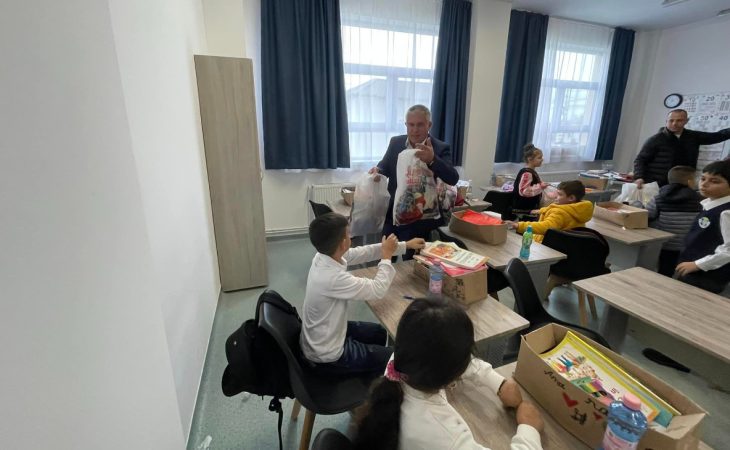 Moș Nicolae a ajuns în școlile și grădinițele din Găești, spiridușul de nădejde a fost primarul Gheorghe Grigore. VIDEO