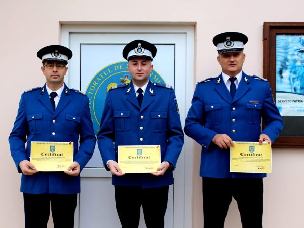 Trei jandarmi dâmbovițeni, recompensați cu Distincția de serviciu pentru ,,îndeplinirea în condiții deosebite a misiunilor încredințate”
