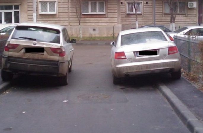 MARE ATENȚIE, LEGEA A INTRAT în VIGOARE, începând cu 15 noiembrie 2022, polițiștii rutieri vor putea ridica mașinile staționate ilegal pe carosabil
